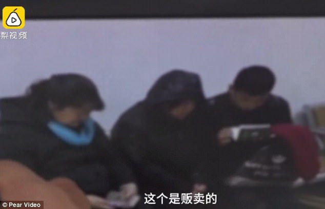 Phẫn nộ cha đẻ bán con gái vừa sinh cho kẻ buôn người ngay tại bệnh viện