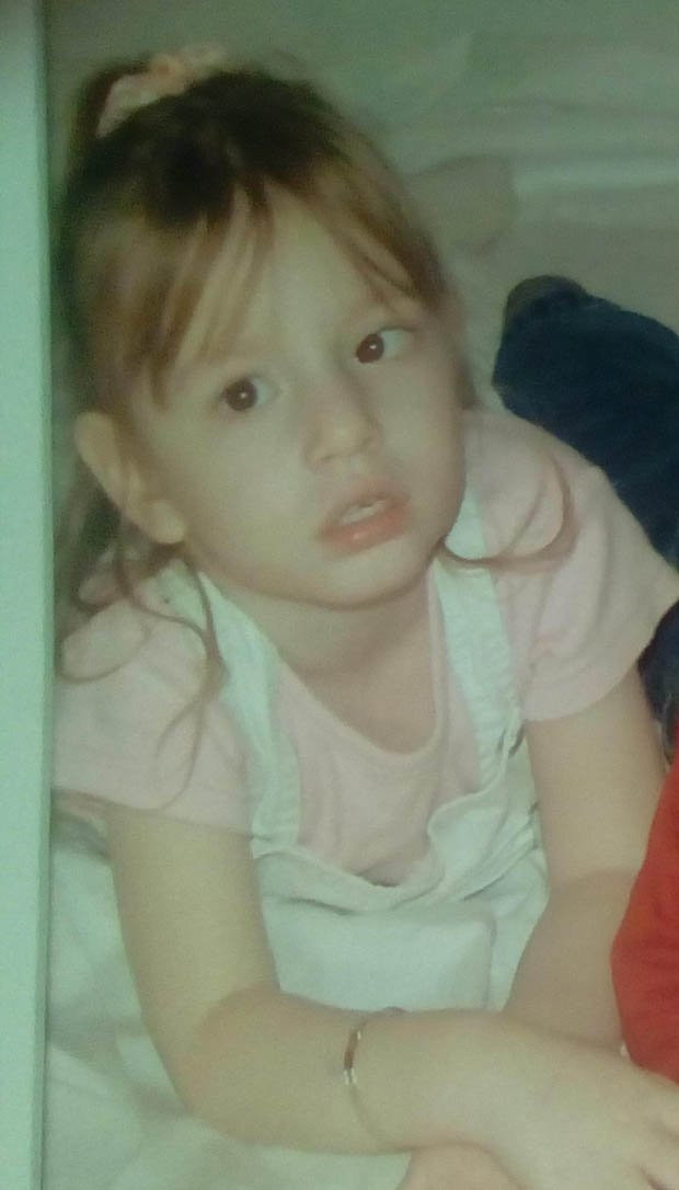 Nhận 'nụ hôn thần chết' từ người bạn của bố mẹ, bé gái tê liệt suốt 13 năm