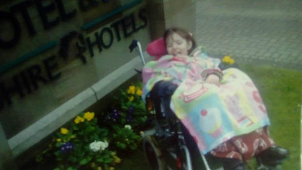 Nhận 'nụ hôn thần chết' từ người bạn của bố mẹ, bé gái tê liệt suốt 13 năm