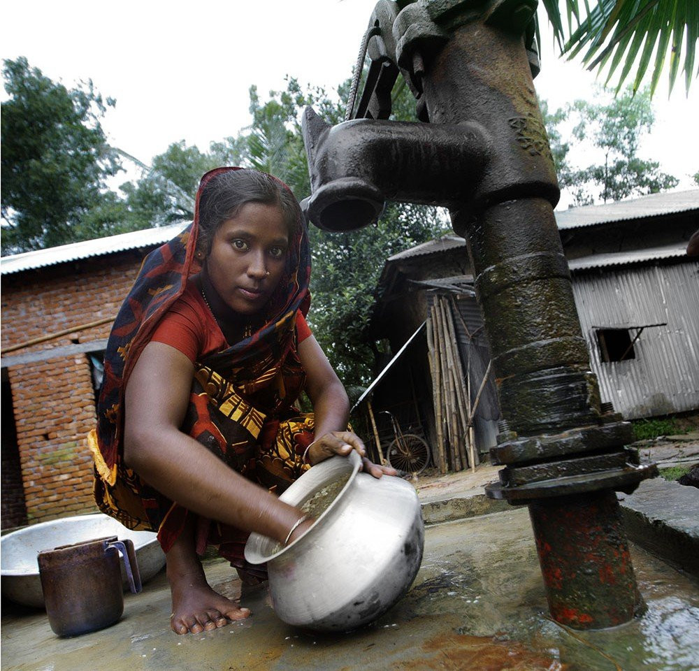 Hé lộ cuộc sống đầy tủi nhục của 'cô dâu 8 tuổi' ngoài đời thực