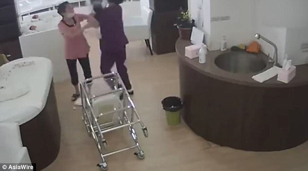 Thiếu trách nhiệm, nữ hộ lý làm bé sơ sinh 19 ngày tuổi rơi đập đầu xuống đất