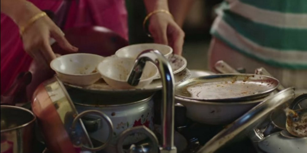 Hé lộ cuộc sống đầy tủi nhục của 'cô dâu 8 tuổi' ngoài đời thực