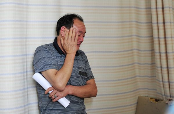 Chồng bật khóc khi vợ 'tí hon' quyết tâm mang thai đứa con đầu lòng