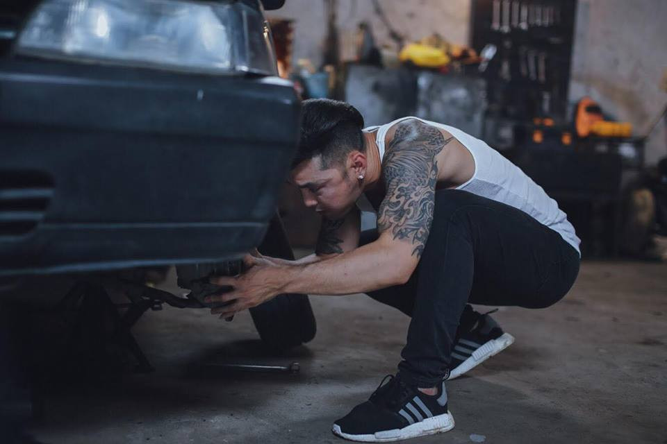 Ưng Hoàng Phúc hé lộ hình ảnh hóa thân thành ông chủ gara sửa xe cực 'ngầu' trong MV mới