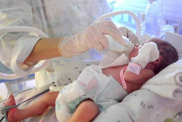 Chồng bật khóc khi vợ 'tí hon' quyết tâm mang thai đứa con đầu lòng