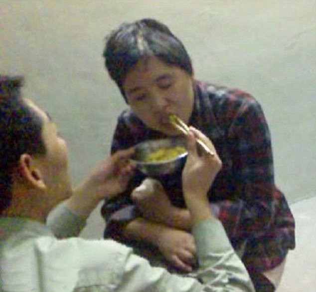 Cổ tích ngoài đời thực: 'Soái ca' ngày đêm chăm sóc bạn gái bị tai nạn liệt giường, mất trí