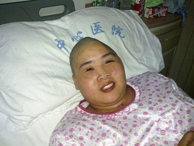 Cổ tích ngoài đời thực: 'Soái ca' ngày đêm chăm sóc bạn gái bị tai nạn liệt giường, mất trí