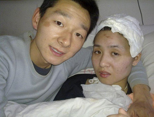 Cổ tích ngoài đời thực: 'Soái ca' ngày đêm chăm sóc bạn gái bị tai nạn liệt giường, mất trí