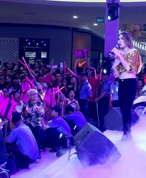 Mỹ Tâm giản dị ngồi bệt dưới đất trò chuyện cùng người dân khi đi từ thiện