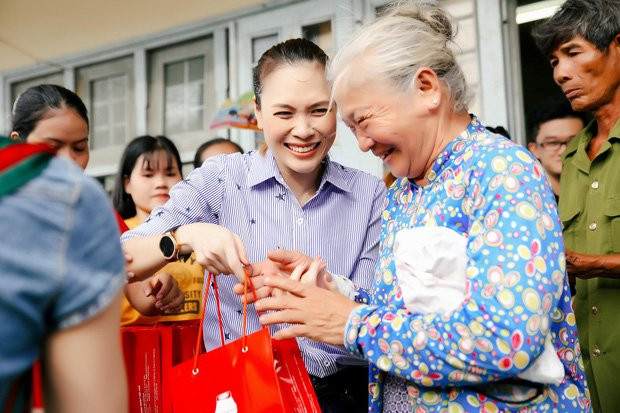 Mỹ Tâm giản dị ngồi bệt dưới đất trò chuyện cùng người dân khi đi từ thiện