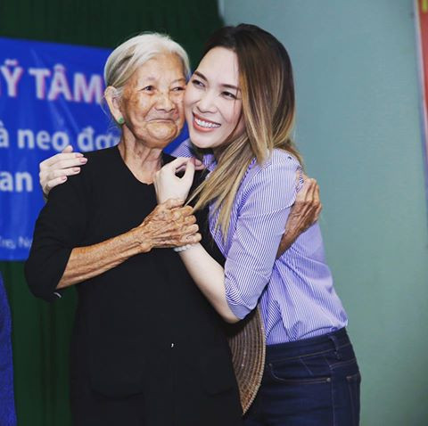 Mỹ Tâm giản dị ngồi bệt dưới đất trò chuyện cùng người dân khi đi từ thiện