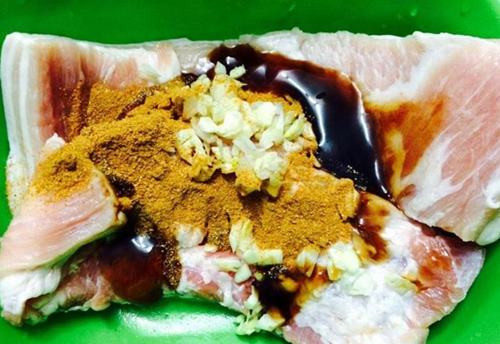 Khéo tay vào bếp làm thịt ba chỉ cuộn ướp ngũ vị lạ miệng