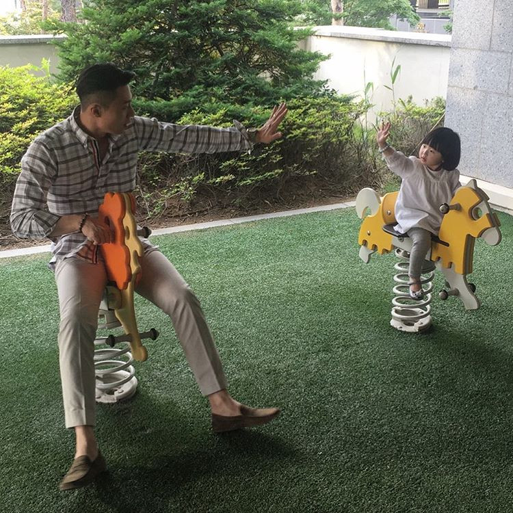 Cặp đôi bố và con gái dễ thương nhất đang gây 'bão' mạng xã hội châu Á