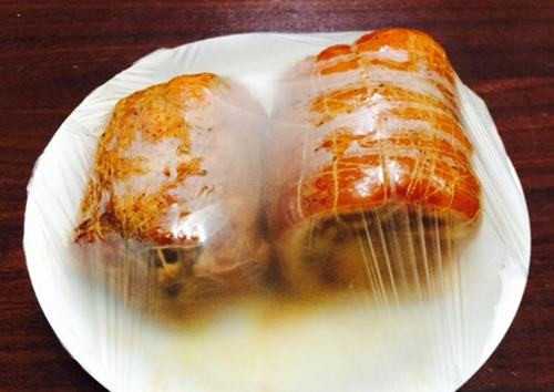 Khéo tay vào bếp làm thịt ba chỉ cuộn ướp ngũ vị lạ miệng