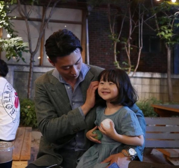 Cặp đôi bố và con gái dễ thương nhất đang gây 'bão' mạng xã hội châu Á