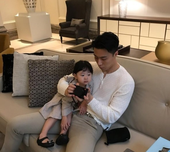 Cặp đôi bố và con gái dễ thương nhất đang gây 'bão' mạng xã hội châu Á