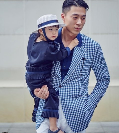 Cặp đôi bố và con gái dễ thương nhất đang gây 'bão' mạng xã hội châu Á