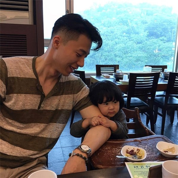 Cặp đôi bố và con gái dễ thương nhất đang gây 'bão' mạng xã hội châu Á