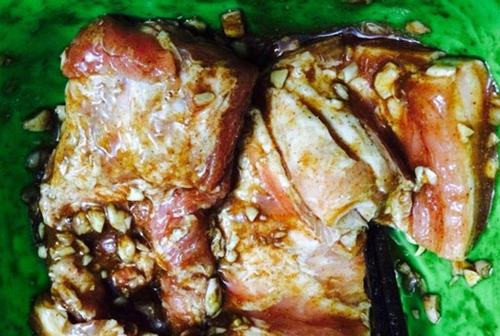 Khéo tay vào bếp làm thịt ba chỉ cuộn ướp ngũ vị lạ miệng