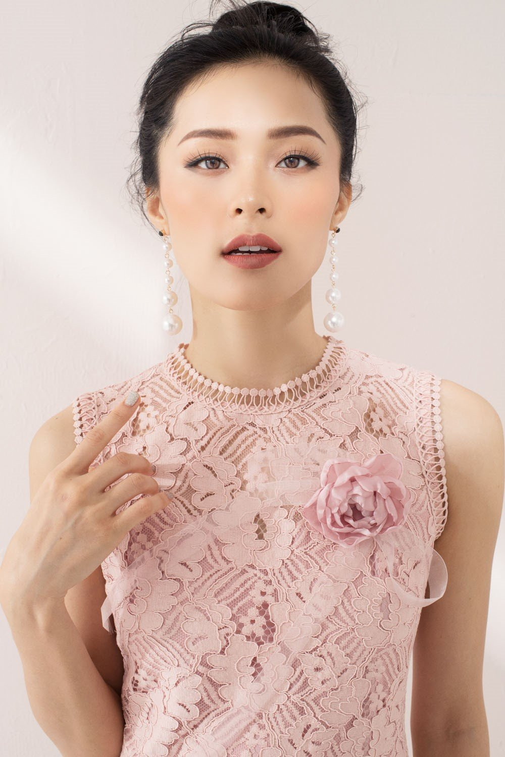 Vẻ đẹp 'không góc chết' của Hạ Vi thực chất là do phẫu thuật hay chỉ là mẹo trang điểm?