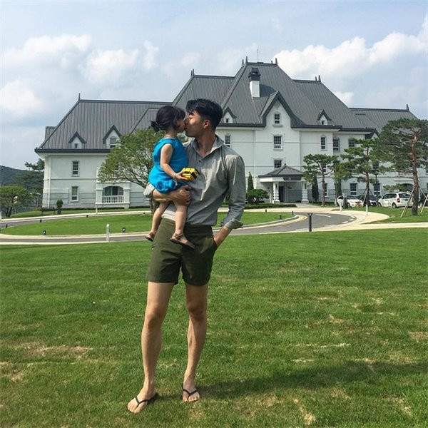 Cặp đôi bố và con gái dễ thương nhất đang gây 'bão' mạng xã hội châu Á