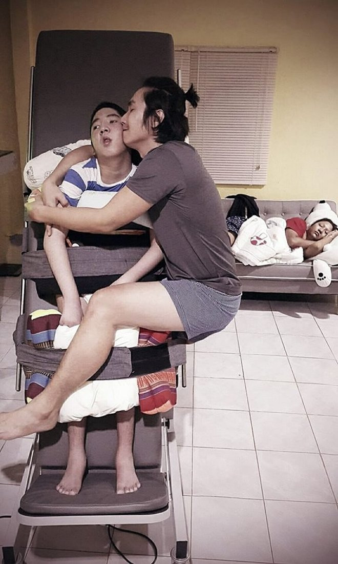 Cha làm đủ thứ trò khùng điên, chỉ mong đổi lại nụ cười của đứa con trai bệnh tật