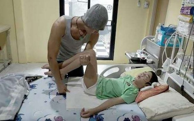 Cha làm đủ thứ trò khùng điên, chỉ mong đổi lại nụ cười của đứa con trai bệnh tật