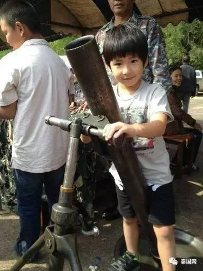 Cha làm đủ thứ trò khùng điên, chỉ mong đổi lại nụ cười của đứa con trai bệnh tật