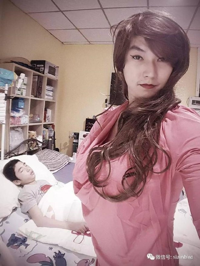 Cha làm đủ thứ trò khùng điên, chỉ mong đổi lại nụ cười của đứa con trai bệnh tật