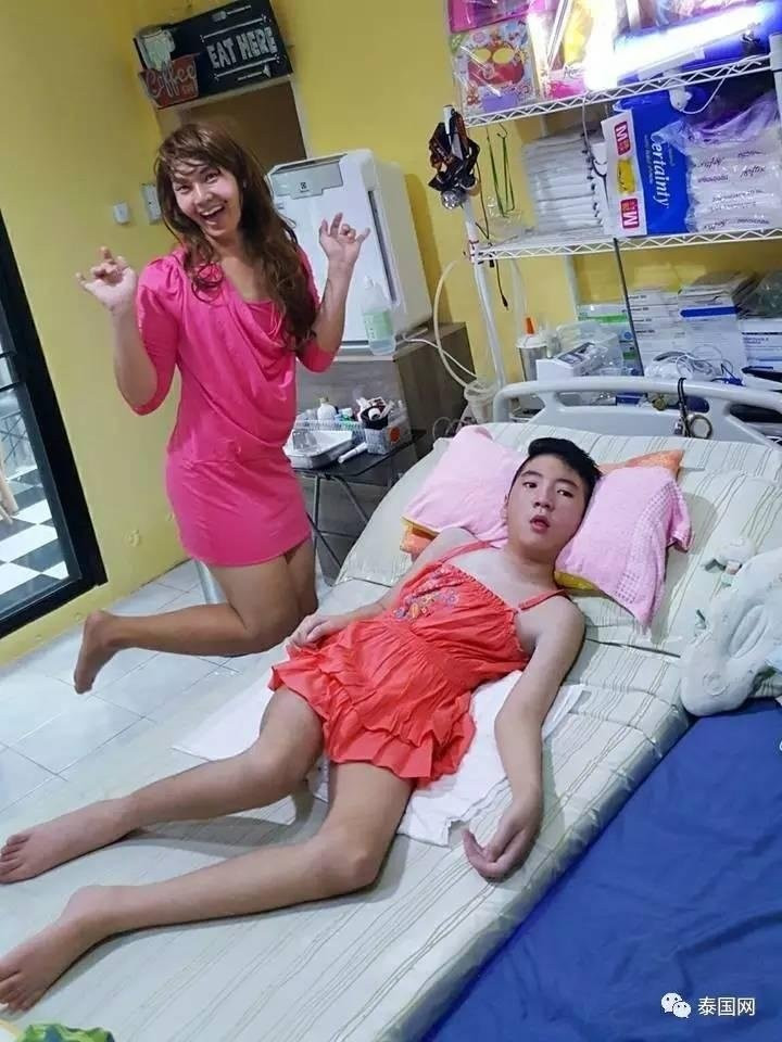 Cha làm đủ thứ trò khùng điên, chỉ mong đổi lại nụ cười của đứa con trai bệnh tật