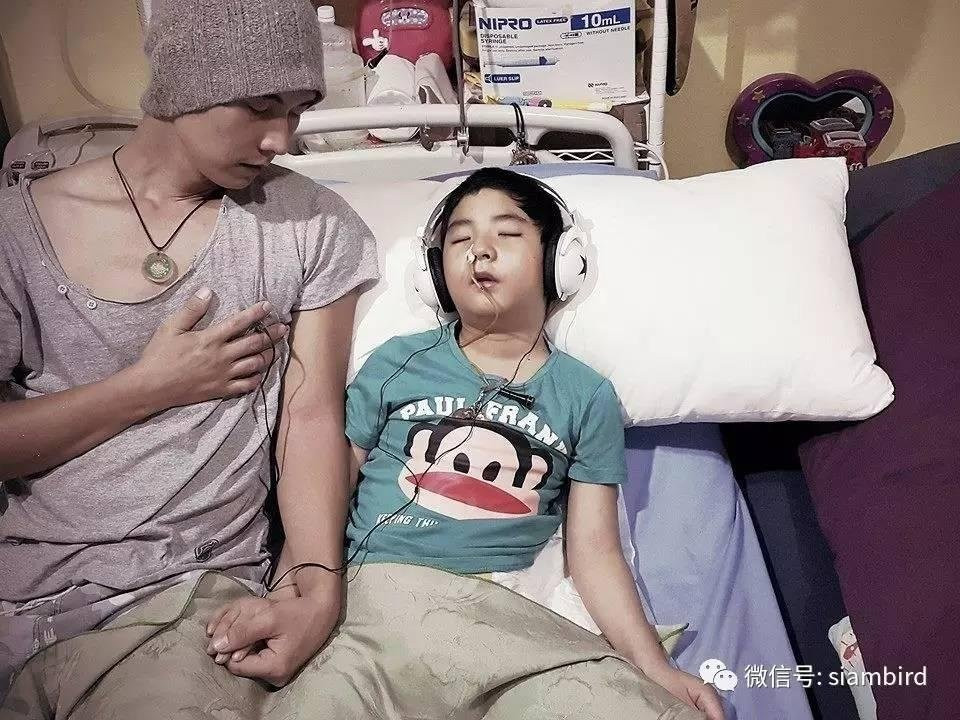 Cha làm đủ thứ trò khùng điên, chỉ mong đổi lại nụ cười của đứa con trai bệnh tật