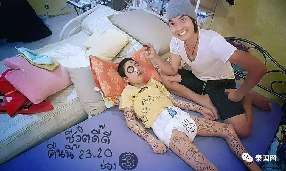 Cha làm đủ thứ trò khùng điên, chỉ mong đổi lại nụ cười của đứa con trai bệnh tật