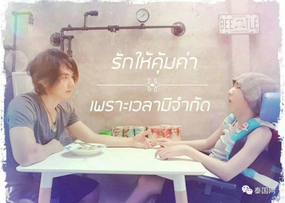 Cha làm đủ thứ trò khùng điên, chỉ mong đổi lại nụ cười của đứa con trai bệnh tật