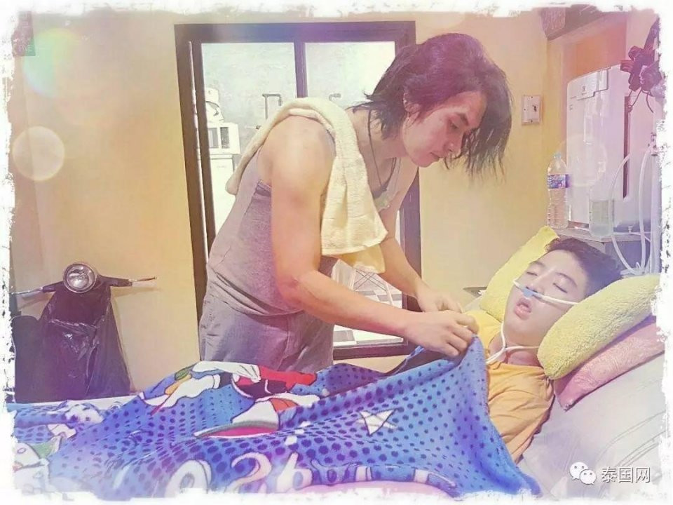 Cha làm đủ thứ trò khùng điên, chỉ mong đổi lại nụ cười của đứa con trai bệnh tật