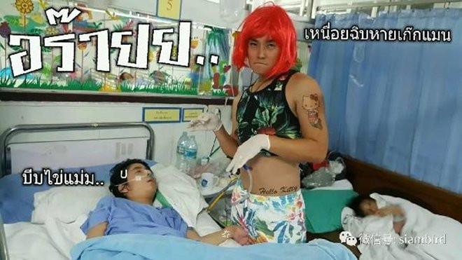 Cha làm đủ thứ trò khùng điên, chỉ mong đổi lại nụ cười của đứa con trai bệnh tật