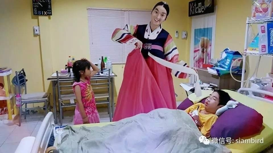 Cha làm đủ thứ trò khùng điên, chỉ mong đổi lại nụ cười của đứa con trai bệnh tật