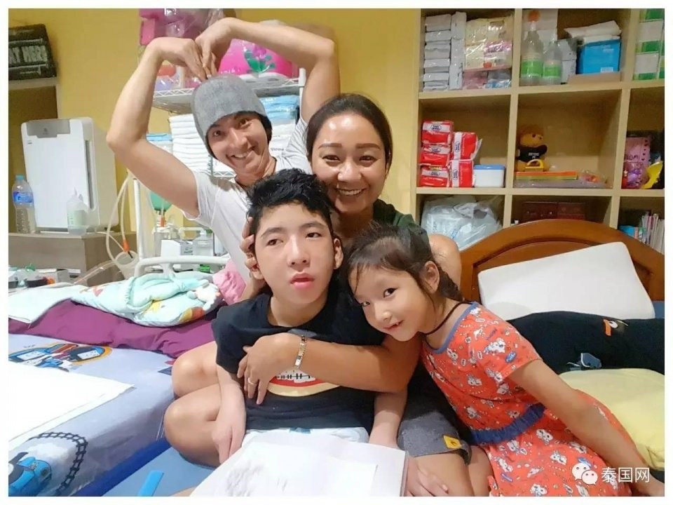 Cha làm đủ thứ trò khùng điên, chỉ mong đổi lại nụ cười của đứa con trai bệnh tật