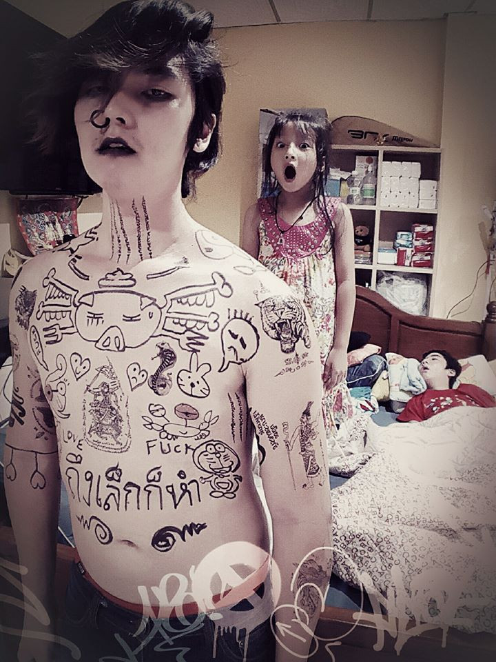 Cha làm đủ thứ trò khùng điên, chỉ mong đổi lại nụ cười của đứa con trai bệnh tật