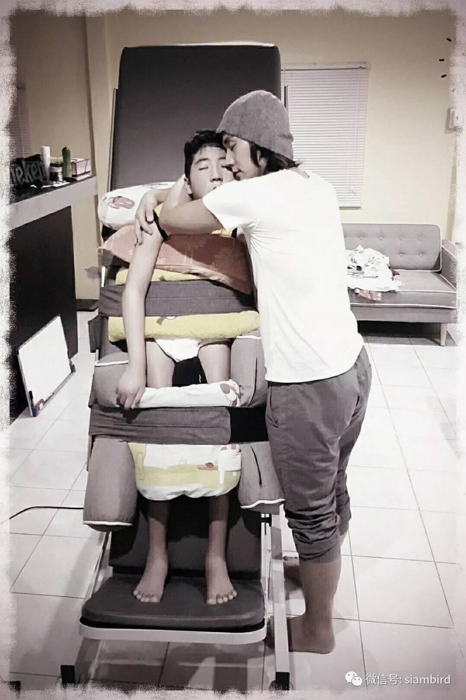 Cha làm đủ thứ trò khùng điên, chỉ mong đổi lại nụ cười của đứa con trai bệnh tật