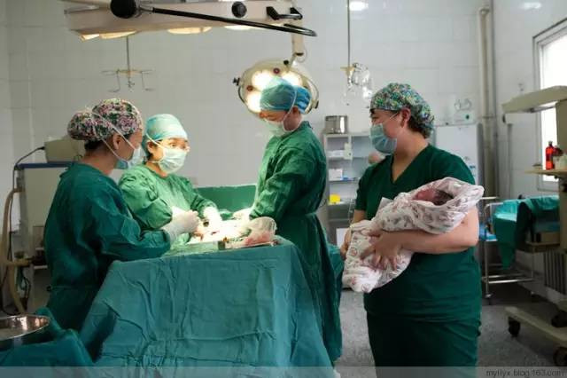 Tận mắt chứng kiến ca sinh mổ chân thật đến từng chi tiết mà mẹ nào cũng nên xem