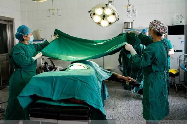 Tận mắt chứng kiến ca sinh mổ chân thật đến từng chi tiết mà mẹ nào cũng nên xem