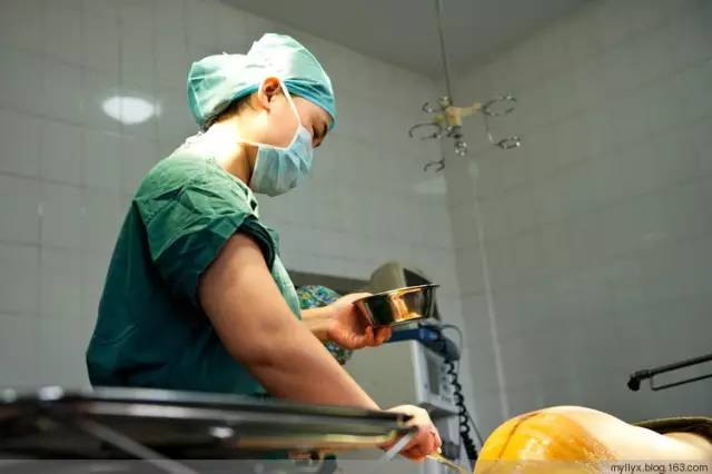 Tận mắt chứng kiến ca sinh mổ chân thật đến từng chi tiết mà mẹ nào cũng nên xem