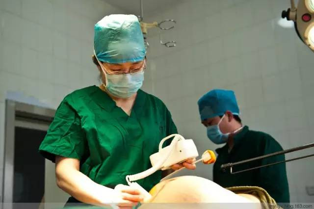 Tận mắt chứng kiến ca sinh mổ chân thật đến từng chi tiết mà mẹ nào cũng nên xem