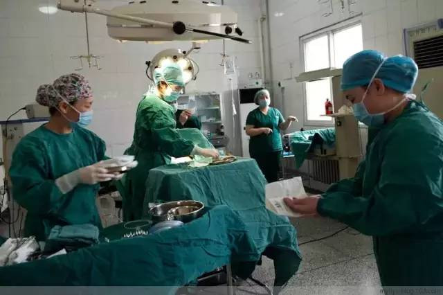 Tận mắt chứng kiến ca sinh mổ chân thật đến từng chi tiết mà mẹ nào cũng nên xem