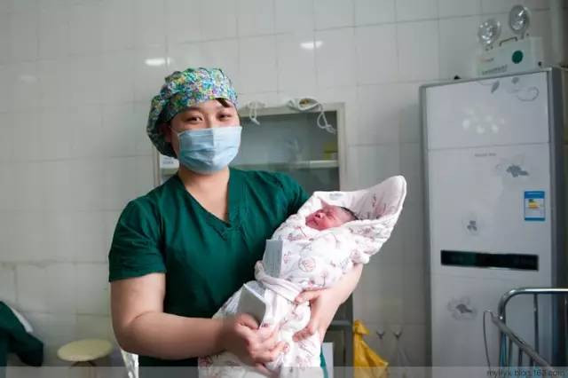 Tận mắt chứng kiến ca sinh mổ chân thật đến từng chi tiết mà mẹ nào cũng nên xem