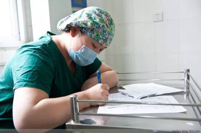 Tận mắt chứng kiến ca sinh mổ chân thật đến từng chi tiết mà mẹ nào cũng nên xem