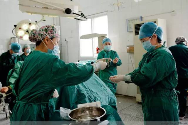 Tận mắt chứng kiến ca sinh mổ chân thật đến từng chi tiết mà mẹ nào cũng nên xem