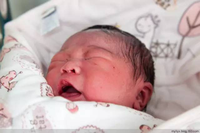 Tận mắt chứng kiến ca sinh mổ chân thật đến từng chi tiết mà mẹ nào cũng nên xem