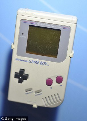 Tưởng máy chơi điện tử là smartphone, cô bé liên tục chạm tay khiến nhiều người hoang mang