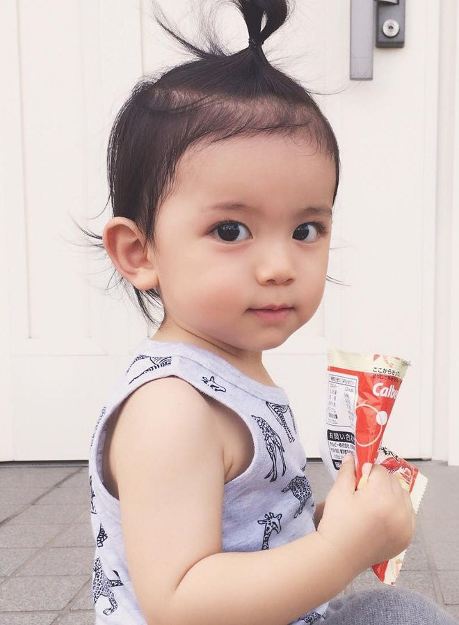 Thích thú ngắm nhìn cậu bé 2 tuổi 'má phính, mắt to' đáng yêu nhất Nhật Bản